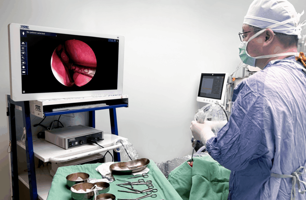 陳鏘文醫師執行鼻內視鏡，並解說鼻腔問題