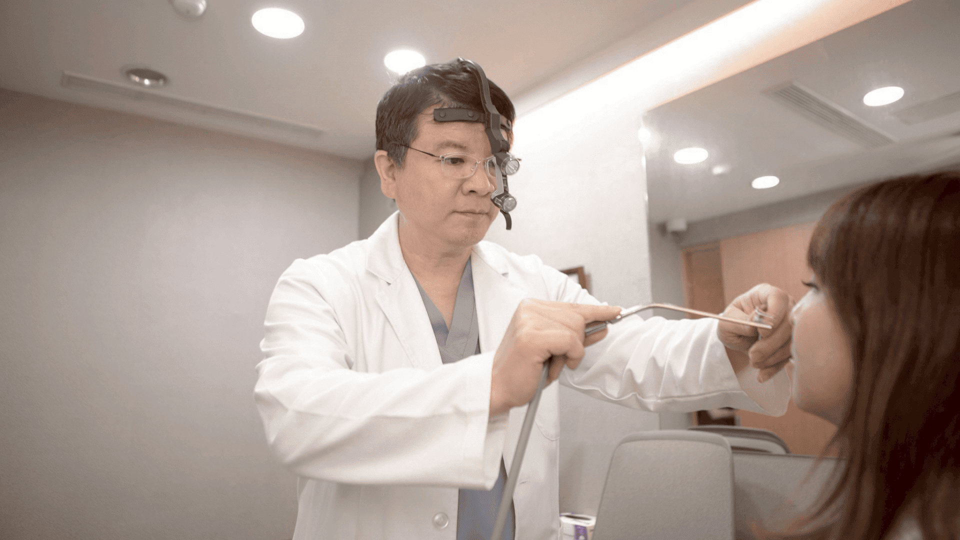 陳鏘文醫師為病人看診