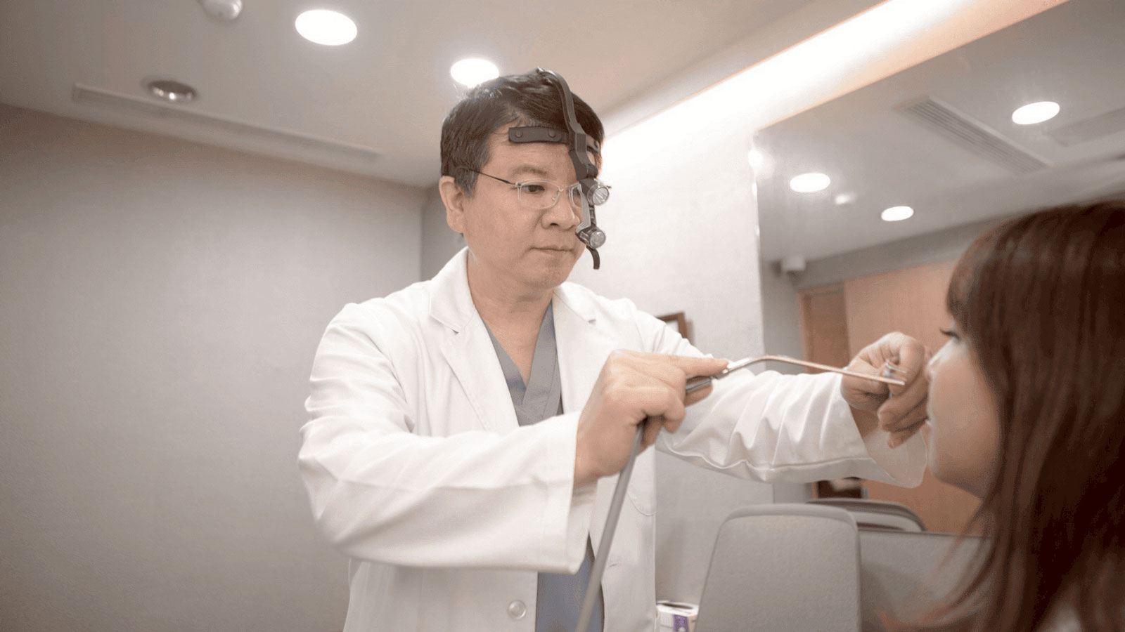 陳鏘文醫師為病人看診